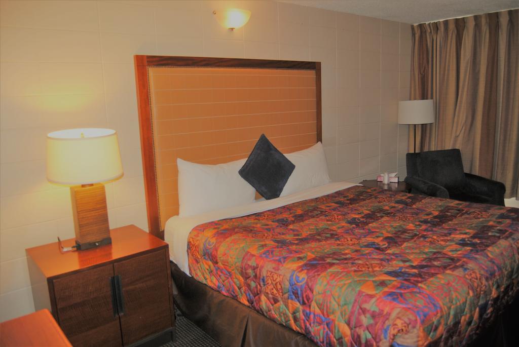 Derrick Motel Едмънтън Екстериор снимка