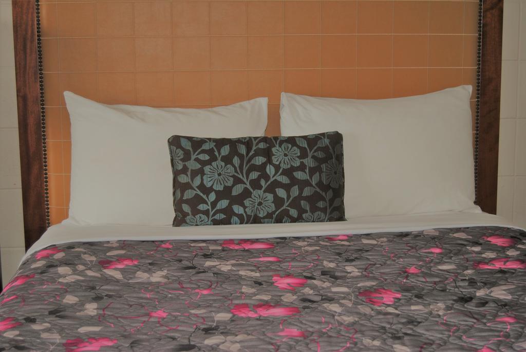 Derrick Motel Едмънтън Екстериор снимка